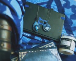 Photo montrant des carnets et des bijoux