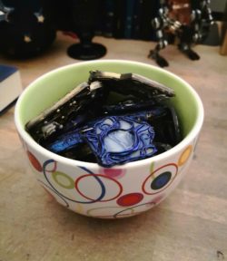 Photo montrant un bol plein d'essais de bijoux ratés